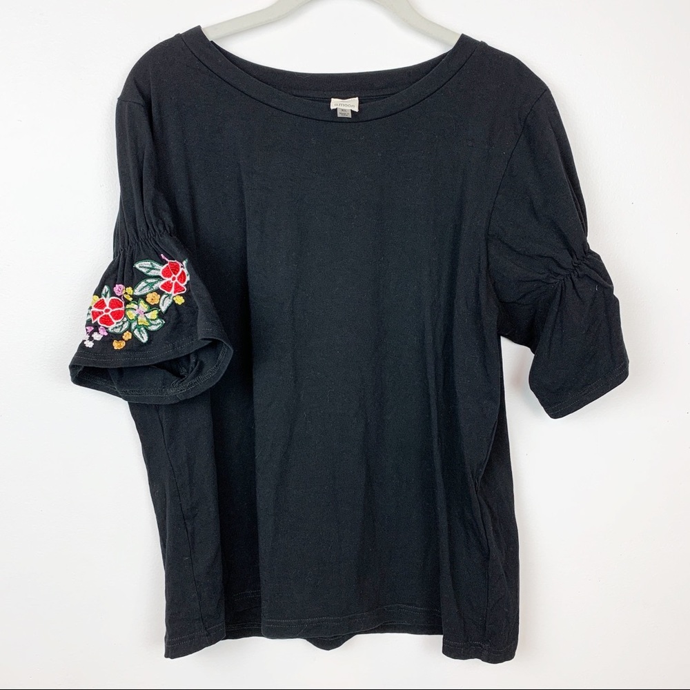 EMBROIDERED CINCHED BELL SLEEVE TEE